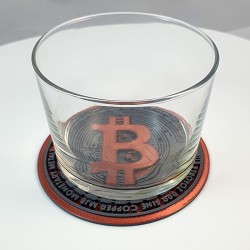 Dessous de verre Bitcoin en situation - verre posé sur le sous-verre au logo BTC en relief