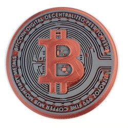Gros plan d'un dessous de verre Bitcoin - logo BTC orange en relief sur fond noir
