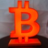 Gros plan de l'enseigne Bitcoin allumée - diffusion de la lumière dans le logo BTC