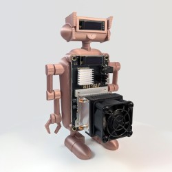 Socle robot Bitaxe vu de trois quarts - bras articulés et ventilateur du Bitaxe visibles