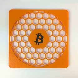 Grille de ventilation Bitcoin vue de face - logo BTC au centre du maillage nid d'abeille
