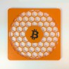 Grille de ventilation Bitcoin vue de face - logo BTC au centre du maillage nid d'abeille
