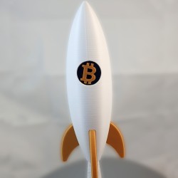 Gros plan du logo Bitcoin de la statuette fusée - détail du relief et de la finition d'impression 3D
