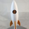 Gros plan du logo Bitcoin de la statuette fusée - détail du relief et de la finition d'impression 3D