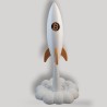 Statuette fusée Bitcoin vue de face - logo BTC cuivré sur le fuselage et ailerons assortis