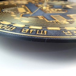 Horloge Bitcoin vue en biais - reliefs et reflets dorés du cadran pièce BTC