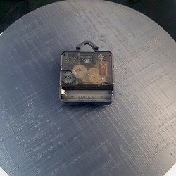 Dos de l'horloge Bitcoin - mécanisme à quartz et attache murale
