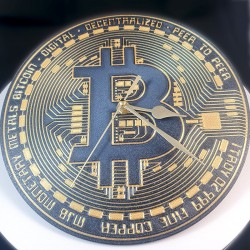 Horloge Bitcoin vue de face - cadran pièce Bitcoin doré et aiguilles noires