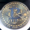 Horloge Bitcoin vue de face - cadran pièce Bitcoin doré et aiguilles noires