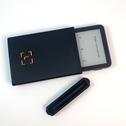 Étui Ledger Flex ouvert - la clé posée à côté de son logement intérieur