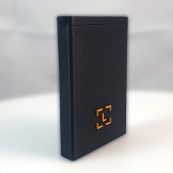 Étui Ledger Flex fermé vu de face - logo gravé en relief sur le couvercle