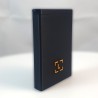 Étui Ledger Flex fermé vu de face - logo gravé en relief sur le couvercle