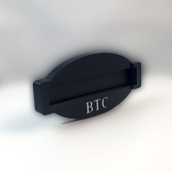 Socle NM Miner BTC vu de trois quarts - gravure BTC sur la façade noire