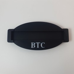 Socle NM Miner BTC vu de face - lettrage BTC en relief sur le support imprimé en 3D