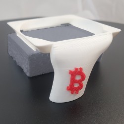 Aérateur Bitaxe 800 vu de face - logo Bitcoin rouge sur la coque blanche