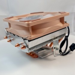 Radiateur Bitaxe vu de côté - caloducs cuivre et empilement des ailettes