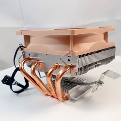 Radiateur Bitaxe vu de trois quarts - câble d'alimentation du ventilateur