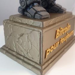 Détail du socle gravé Bitcoin pour toujours - lettrage doré sur pierre imprimée en 3D