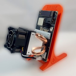 Support Bitaxe équipé vu de trois quarts - le mineur incliné sur son chevalet orange