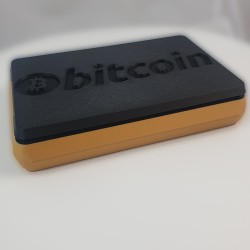 Étui Trezor grand modèle vu de trois quarts - couvercle relevé sur l'intérieur doré