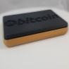 Étui Trezor grand modèle vu de trois quarts - couvercle relevé sur l'intérieur doré