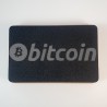 Couvercle de l'étui Trezor fermé - logo bitcoin gravé en relief sur le dessus