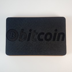 Couvercle de l'étui Trezor vu en biais - relief de la gravure bitcoin imprimée en 3D
