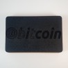 Couvercle de l'étui Trezor vu en biais - relief de la gravure bitcoin imprimée en 3D