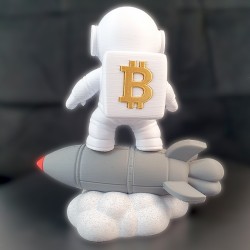 Statuette astronaute Bitcoin de face - logo Bitcoin sur la combinaison et fusée posée sur son nuage