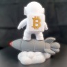 Statuette astronaute Bitcoin de face - logo Bitcoin sur la combinaison et fusée posée sur son nuage