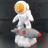 Statuette astronaute Bitcoin vue de trois quarts - déco crypto to the moon imprimée en 3D