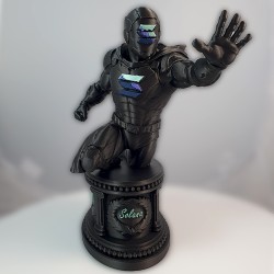 Statuette Solana vue de face - personnage futuriste noir, main levée, sur socle rond