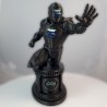 Statuette Solana vue de face - personnage futuriste noir, main levée, sur socle rond