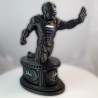 Statuette Solana vue de trois quarts - dynamique du personnage et socle gravé Solana