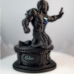 Statuette Solana vue de dos - dos du personnage et finition noire de l'impression 3D