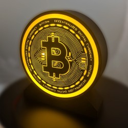 Enseigne ronde Bitcoin lumineuse allumée - halo doré autour du logo BTC gravé