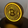 Enseigne ronde Bitcoin lumineuse allumée - halo doré autour du logo BTC gravé