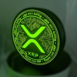 Enseigne XRP lumineuse allumée vue de face - halo vert autour du logo XRP gravé en 3D