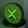 Enseigne XRP lumineuse allumée vue de face - halo vert autour du logo XRP gravé en 3D
