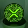 Enseigne XRP lumineuse vue en biais - relief du logo XRP et diffusion de la lumière verte
