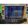 NM Miner affichant les cours des cryptomonnaies sur son socle gravé BTC