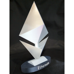 Trophée Ethereum sur fond noir - contraste du losange ETH imprimé en 3D