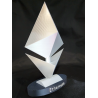 Trophée Ethereum sur fond noir - contraste du losange ETH imprimé en 3D