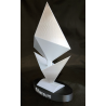 Trophée Ethereum vu de trois quarts - facettes du losange et socle imprimés en 3D
