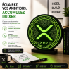 Enseigne XRP lumineuse en situation - disque LED vert au logo XRP posé sur un bureau