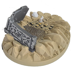 Diorama Bitcoin ne meurt jamais vu de l'autre côté - détail du socle sable et des ossements imprimés en 3D