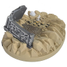 Diorama Bitcoin ne meurt jamais vu de l'autre côté - détail du socle sable et des ossements imprimés en 3D