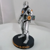 Statuette Zcash vue de trois quarts - proportions de l'androïde et socle rond noir