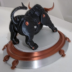 Statuette taureau Miami vue de face - cornes et regard du taureau Bitcoin sur son socle