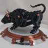 Statuette taureau Miami vue de trois quarts - carrosserie noire chromée sur socle bois verni